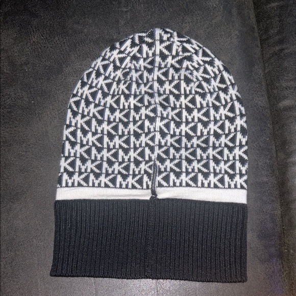Michael Kors Black and White Logo Beanie Never worn - Picture 4 of 5